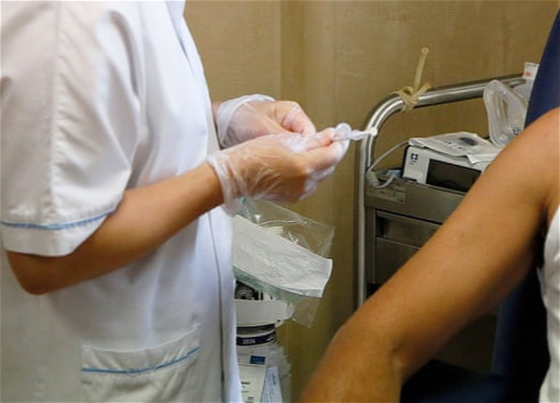 Итальянец-антипрививочник пришел вакцинироваться с силиконовой рукой
