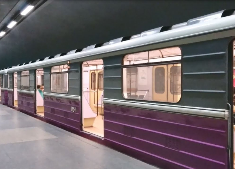 В бакинском метро при въезде поезда на станцию пассажир упал на рельсы