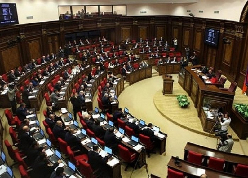 Драка в парламенте Армении: провластные депутаты подрались с помощниками оппозиционных - ВИДЕО