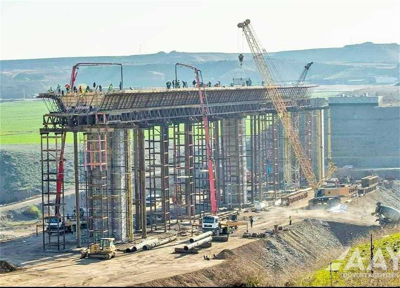 Над рекой Товузчай продолжается строительство автомобильного моста - ФОТО