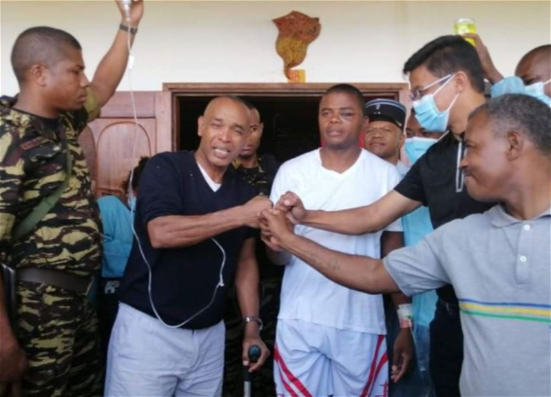 Министр Мадагаскара 12 часов плыл до берега после крушения вертолета в океане - ФОТО