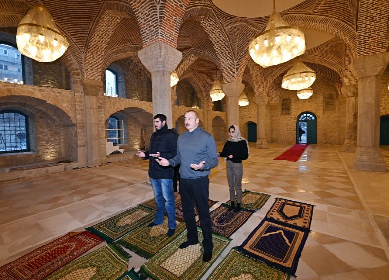 Ильхам Алиев, Мехрибан Алиева и члены их семьи совершили молитву в мечети Юхары Говхар Ага в Шуше – ВИДЕО