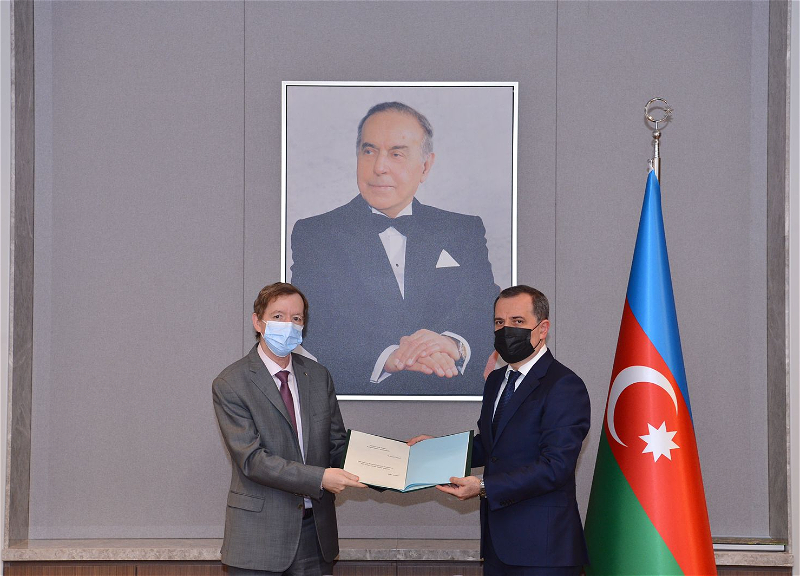 Новый посол Алжира вручил копии верительных грамот главе МИД Азербайджана