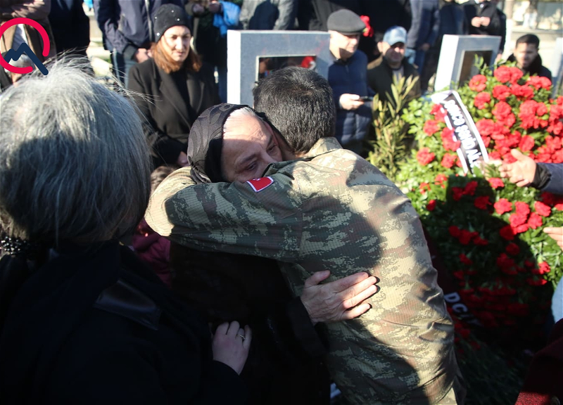 Граждане посещают могилу Полада Гашимова в день его рождения - ФОТО