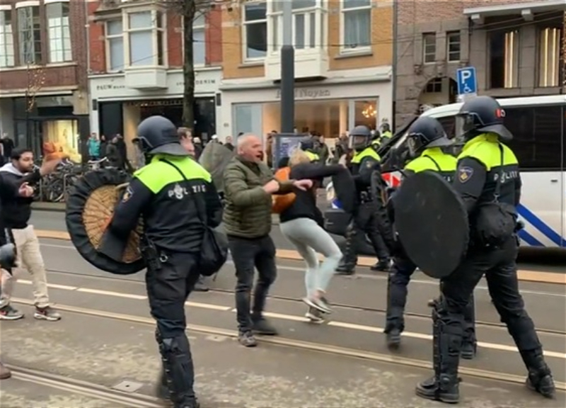 В Амстердаме полиция использовала служебных собак против протестующих – ВИДЕО