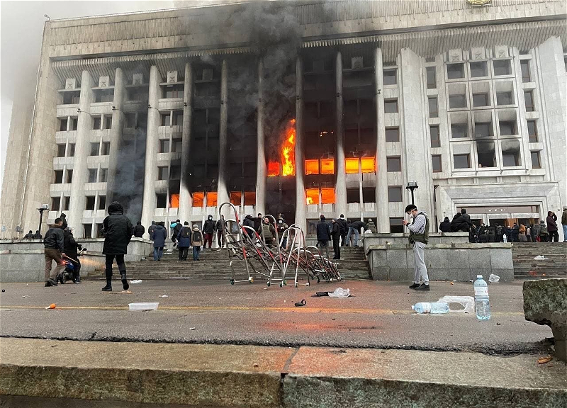Протестующие захватили резиденцию президента в Алматы - ФОТО - ВИДЕО - ОБНОВЛЕНО