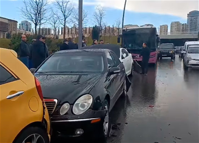 В Баку пассажирский автобус врезался в припаркованные автомобили – ВИДЕО