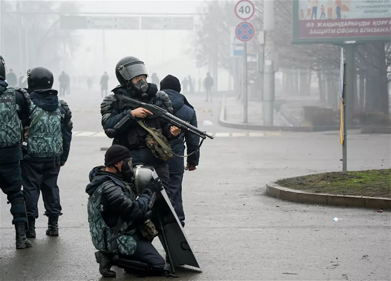 В центре Алматы начались столкновения митингующих и полиции - ВИДЕО