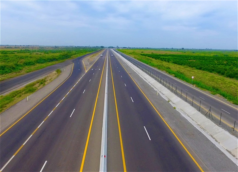 На какой стадии находится процесс строительства первой платной дороги в Азербайджане?