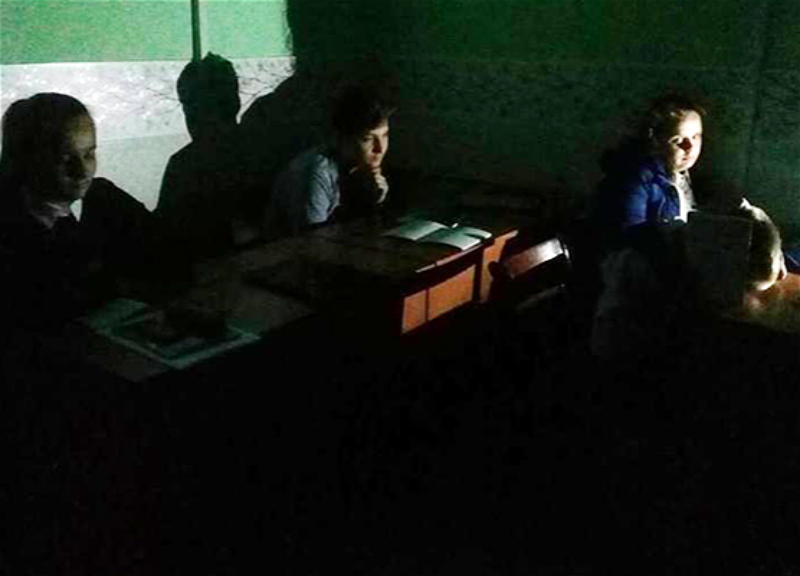 В одной из бакинских школ два дня нет электричества