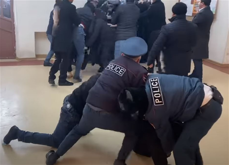 В Армении происходят столкновения граждан с полицией, особо впечатлительные падают в обморок - ВИДЕО