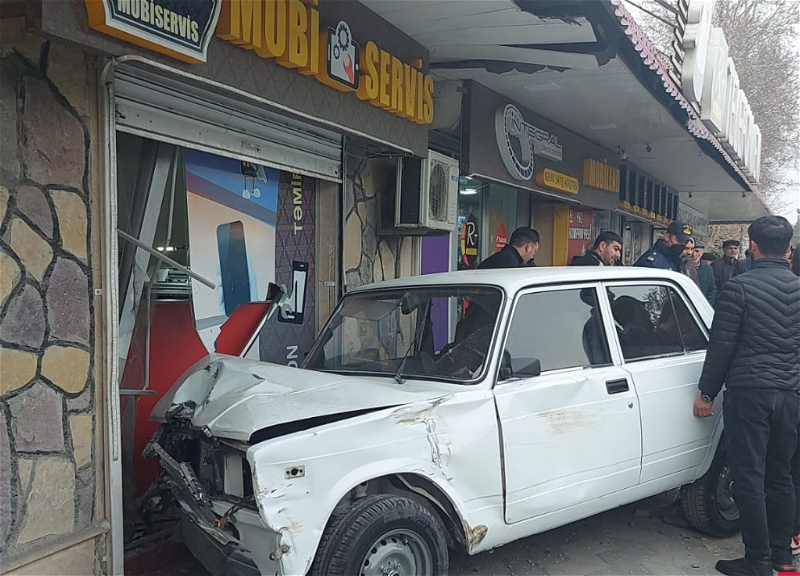В Гейчае легковушка врезалась в несколько автомобилей и магазин - ФОТО/ВИДЕО