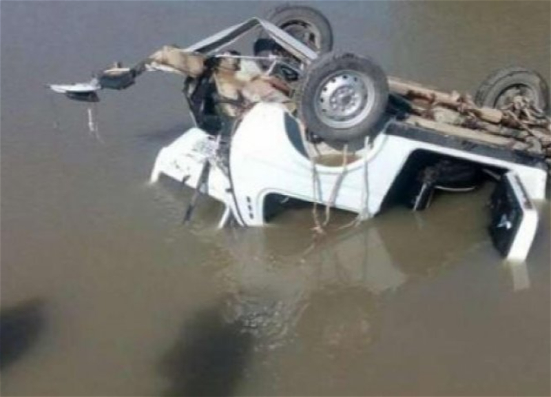 В Хызы «Нива» упала в канал, ведутся поиски водителя