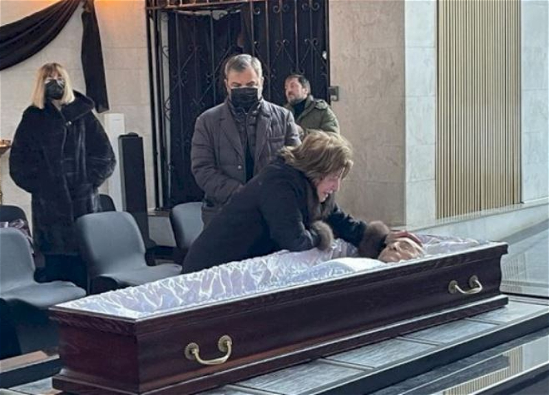 Кто она - женщина, плачущая у гроба Везирова? - ВИДЕО