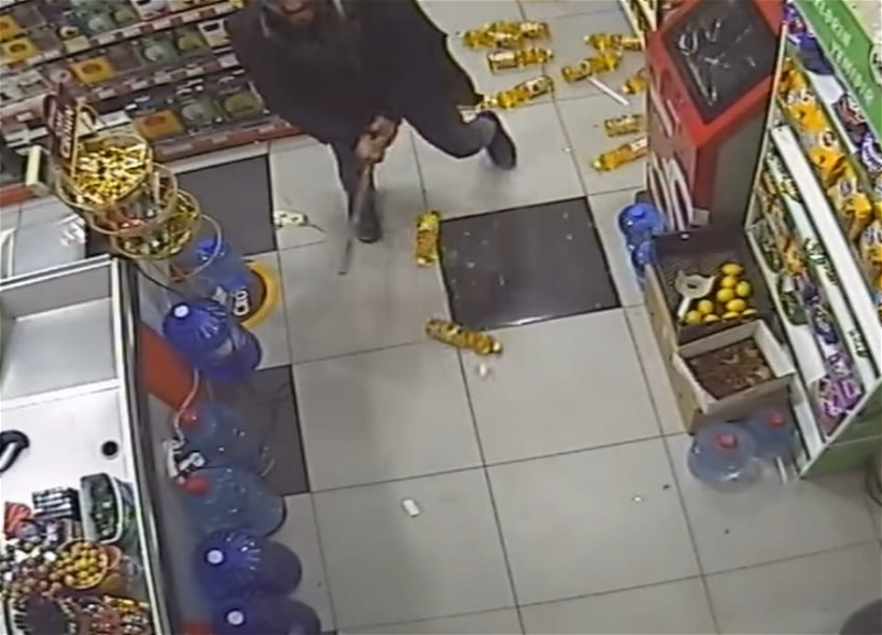 Мужчина разгромил магазин в Нефтчале - ВИДЕО
