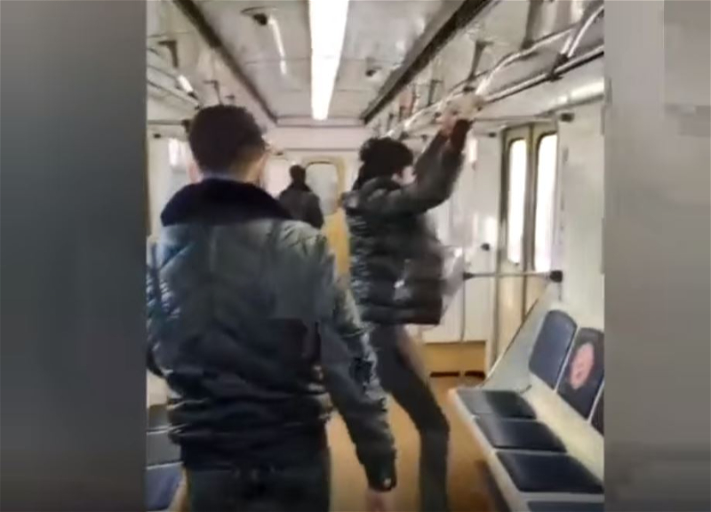 В Баку молодые люди перепутали вагон метро с парком аттракционов – ВИДЕО