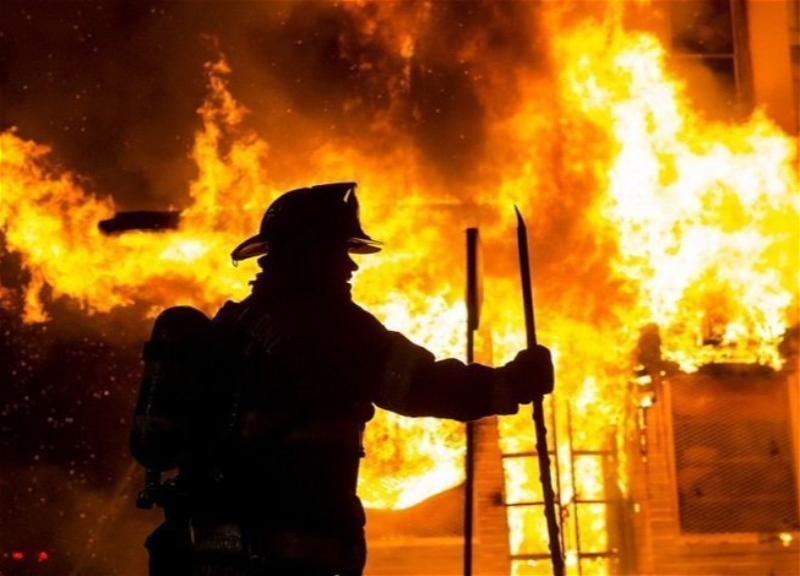 В Баку произошел пожар в частном доме: хозяин сгорел заживо
