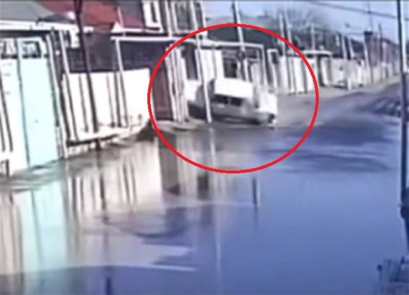 Тяжелое ДТП в бакинском поселке: Водитель на скорости врезался в стену дома – ВИДЕО