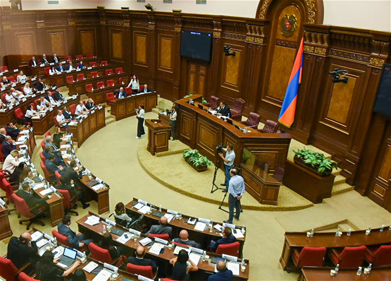 Депутаты парламента Армении опять чуть не подрались в ходе заседания