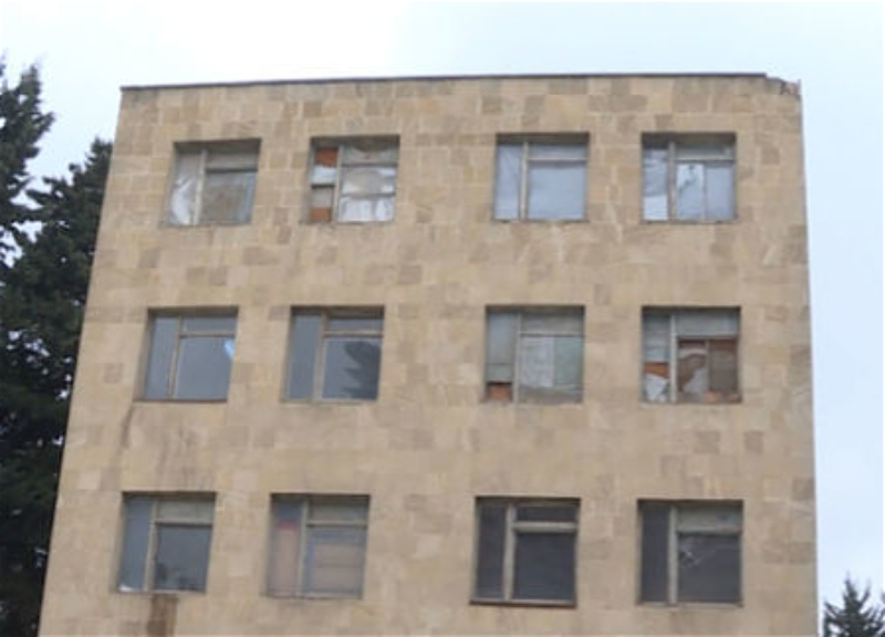 В Баку учащиеся продемонстрировали опасное «шоу» на крыше лицея - ВИДЕО