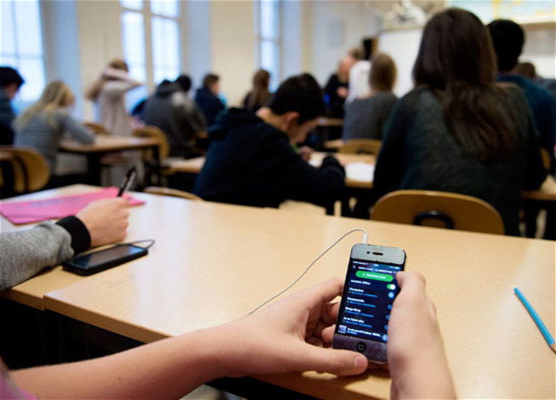 В школах Баку запретят мобильные телефоны? – Отвечает министерство