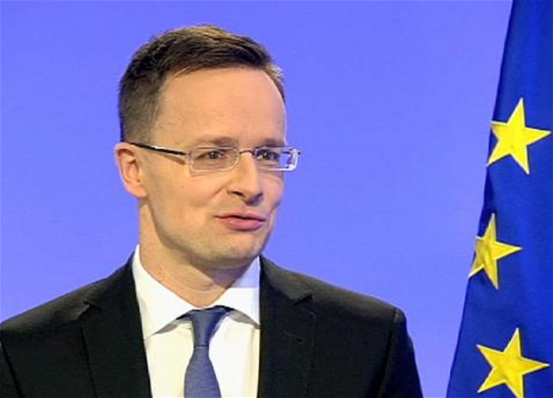 Глава МИД Венгрии прибыл с визитом в Азербайджан