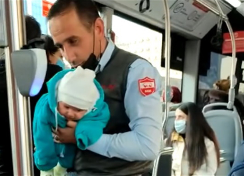 Трогательно: Водитель автобуса в Баку успокоил плачущего малыша – ВИДЕО