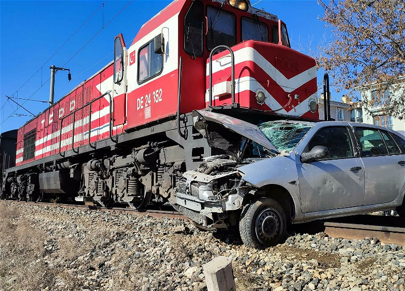 В Анкаре поезд врезался в автомобиль, есть погибший и раненые - ФОТО