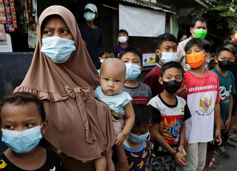 Индонезия ужесточает коронавирусные ограничения