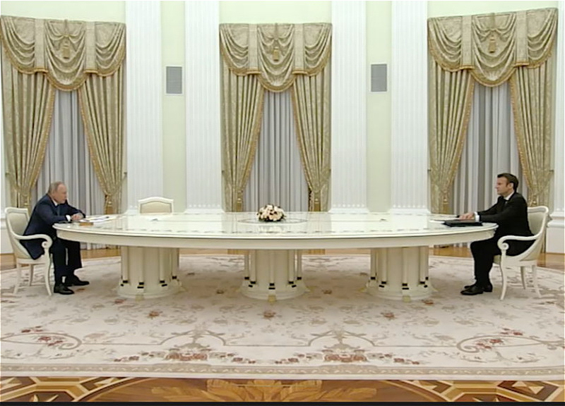 В Кремле объяснили причину очень длинного стола на встрече Путина с Макроном – ФОТО