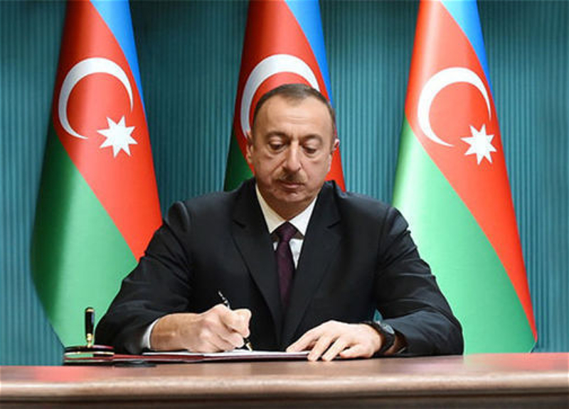 Ильхам Алиев наградил работников Государственной налоговой службы при Минэкономики