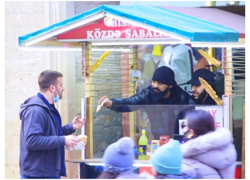 Соцэксперимент: Реакция жителей Баку на турка, оставшегося без денег и жилья – ВИДЕО
