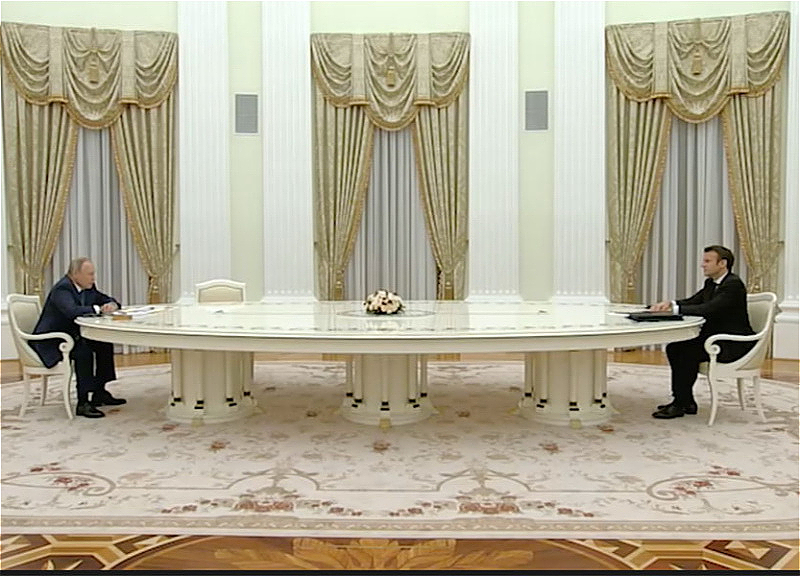 Макрон и Путин сидели за 4-метровым столом из-за отказа французского президента сдать ПЦР-тест