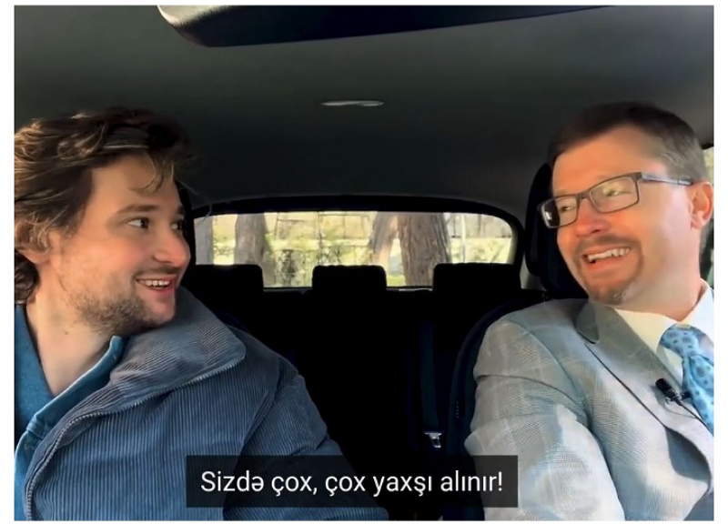 Carpool Karaoke: Заместитель посла США поет на азербайджанском языке с Эльдаром Гасымовым – ВИДЕО