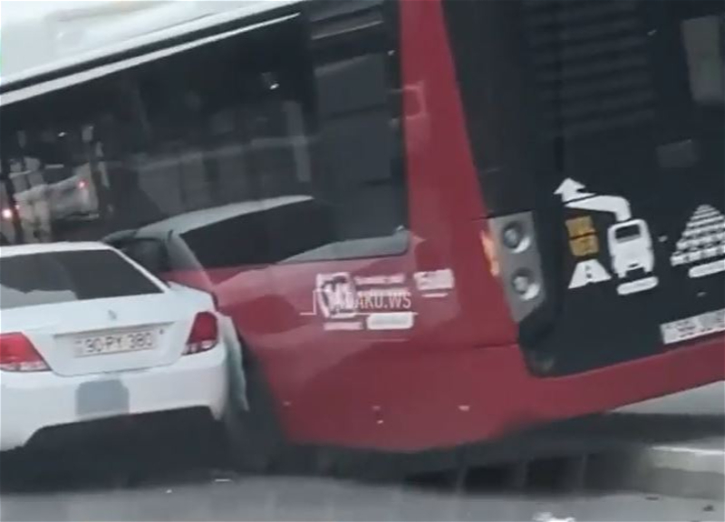 В Баку автобус столкнулся с такси - ФОТО - ВИДЕО