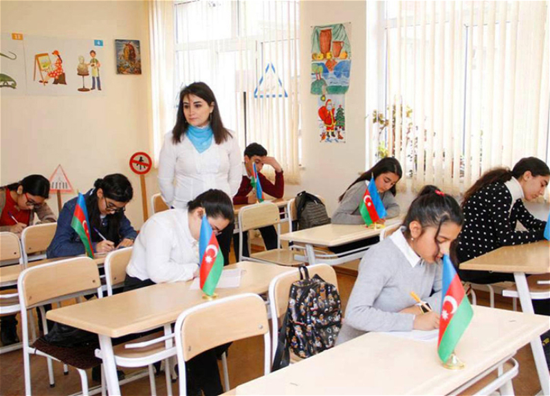 В Баку еще одна школа вернулась к очной форме обучения