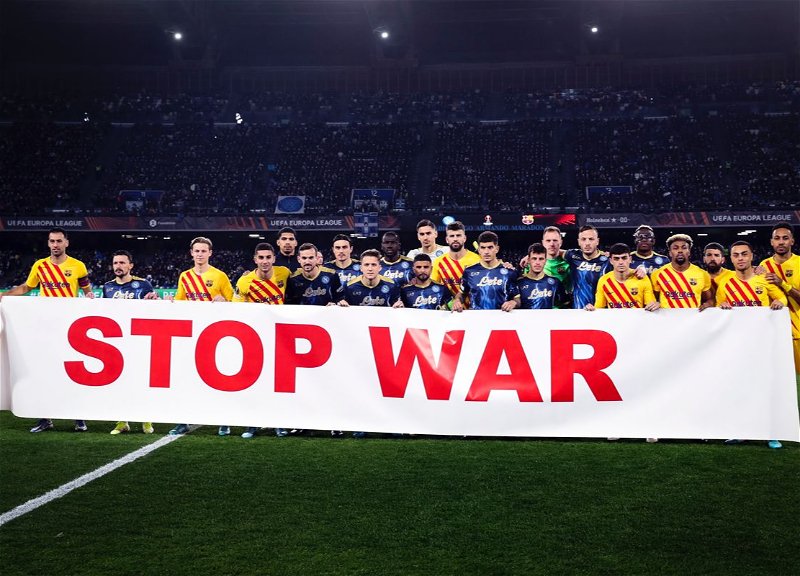 Игроки «Барселоны» и «Наполи» показали баннер «Остановите войну» перед матчем ЛЕ