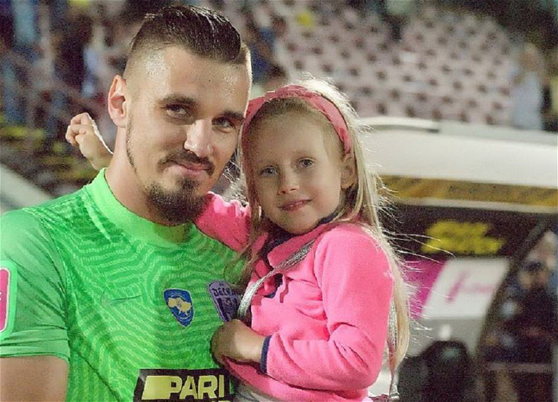 Жена украинского футболиста родила девочку во время обстрела Киева