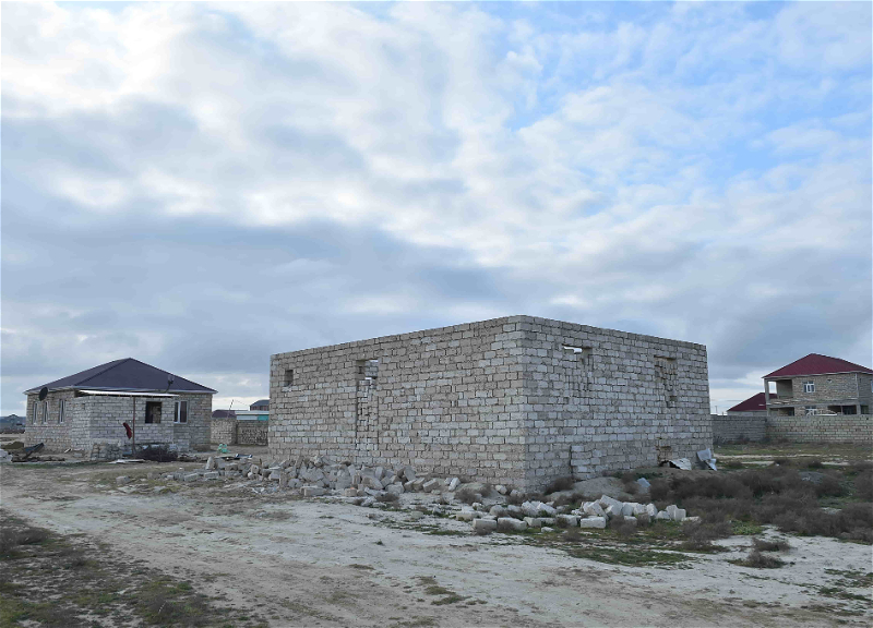 В бакинском поселке дома пытались построить на месте магистрального водопровода – ФОТО