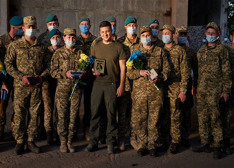 Zelenski Ukraynaya gələn 16 min könüllünü qarşılayıb – VİDEO