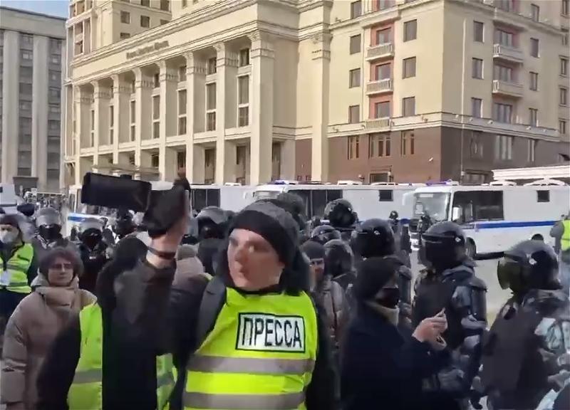 В Москве и Петербурге на протестных акциях задержано более 2,4 тыс. человек - ВИДЕО