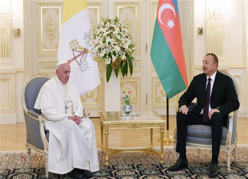Ильхам Алиев поздравил Папу Римского с днем коронации