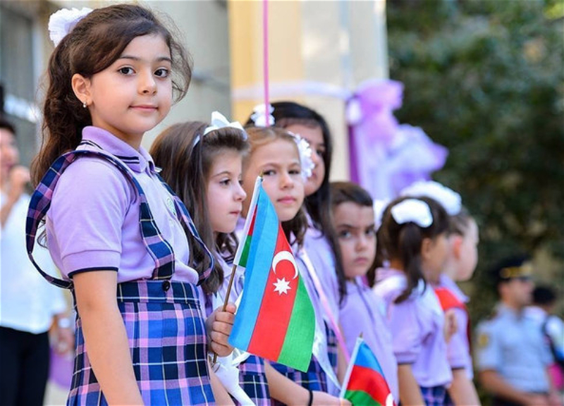 Три варианта комплектов: В Азербайджане утверждена новая школьная форма – ФОТО