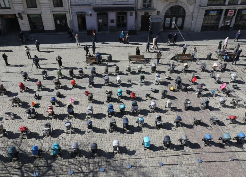 109 пустых колясок: на площади Львова провели акцию в память о погибших детях – ФОТО