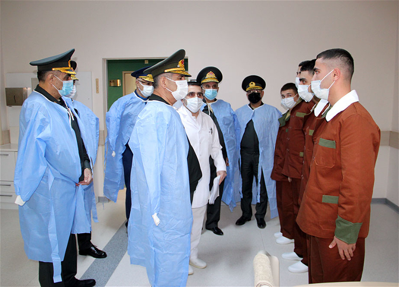 Глава Минобороны Азербайджана посетил военный госпиталь – ВИДЕО