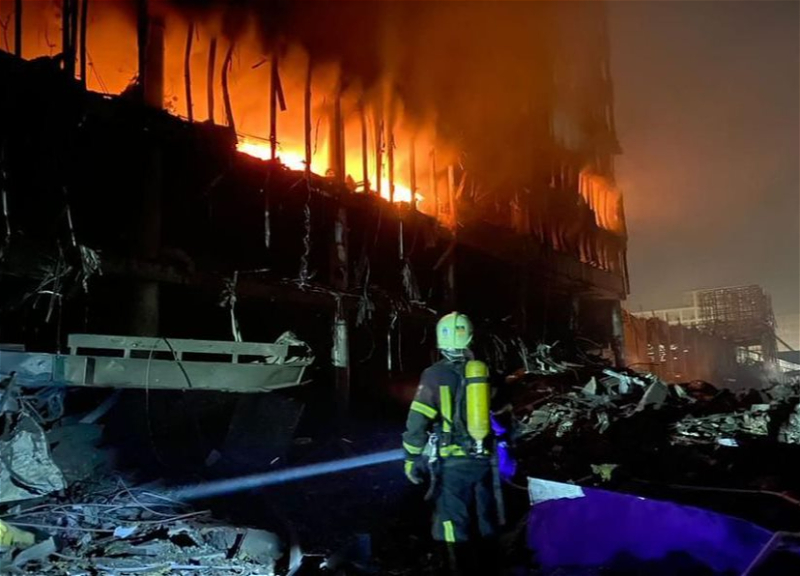 В Киеве после обстрела торгового центра погибли 4 человека - ФОТО