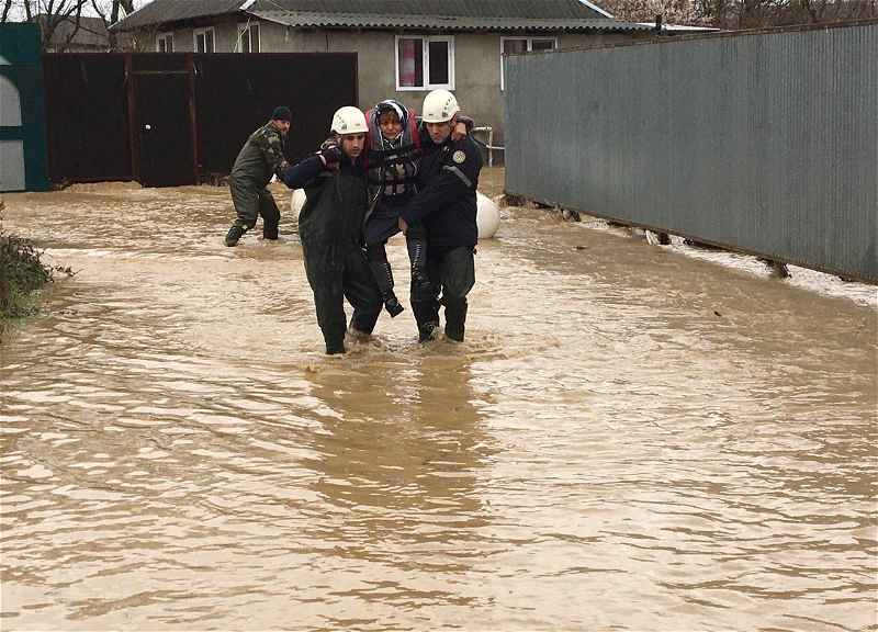 В Масаллы и Джалилабаде с затопленных территорий спасены еще 25 человек