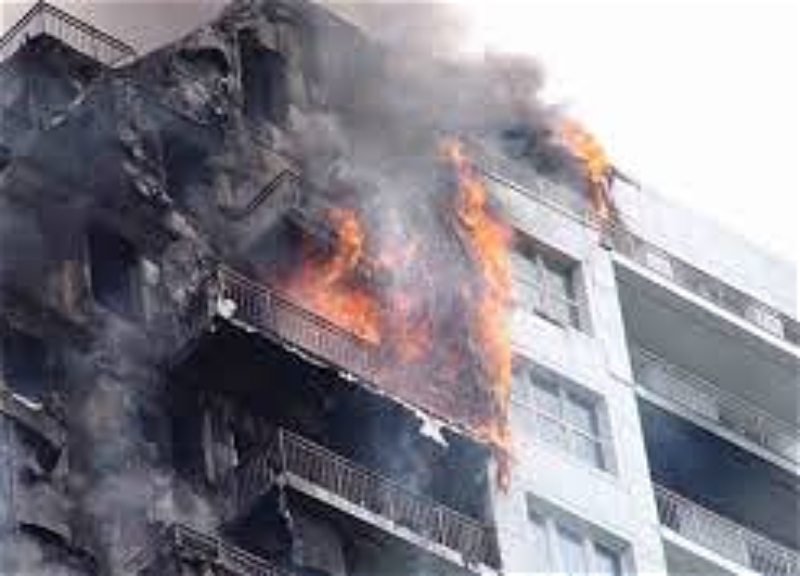 В Баку в квартире жилого дома произошел пожар, есть погибший