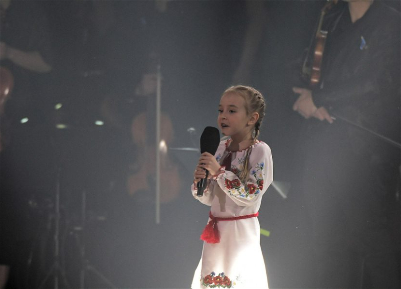 7-летняя Амелия после бомбоубежища в Киеве спела гимн Украины на большом концерте в Польше – ВИДЕО