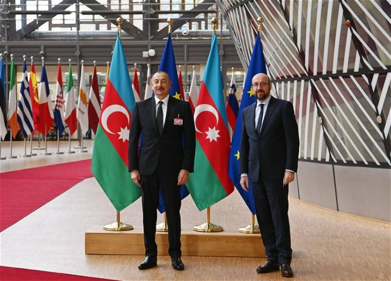 Ильхам Алиев поздравил главу Совета ЕС Шарля Мишеля с переизбранием
